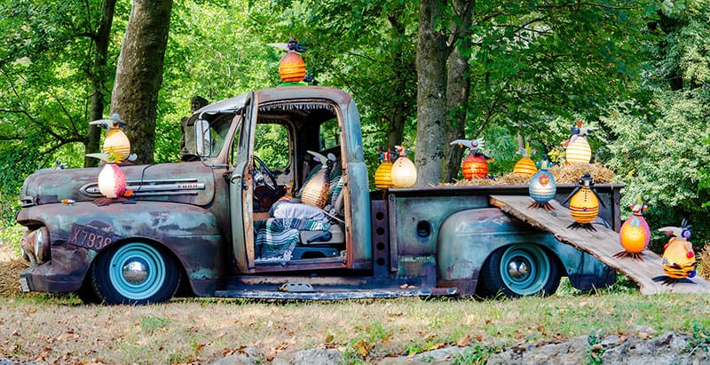 SCHRÄGE VÖGEL auf Oldtimer Pickup SCHRÄGE VÖGEL auf Oldtimer Pickup